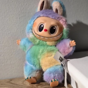 Lafufu rainbow #4 - 17cm. Kommer UTAN box, kort och påse.