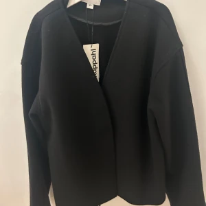 Svart kappa  - En svart kappa i stl xs som är ny med prislapp!!