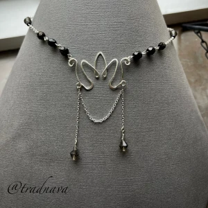 ”Svart Lotus” - Unikt, handgjort halsband i silverpläterad koppar. Halsbandet är smyckat med tjeckiska glaspärlor, varav kristallerna är från det tjeckiska märket Preciosa🌸 Jag kan enkelt ändra längd/storlek på mina smycken utan extra kostnad, det är bara att höra av dig!😊