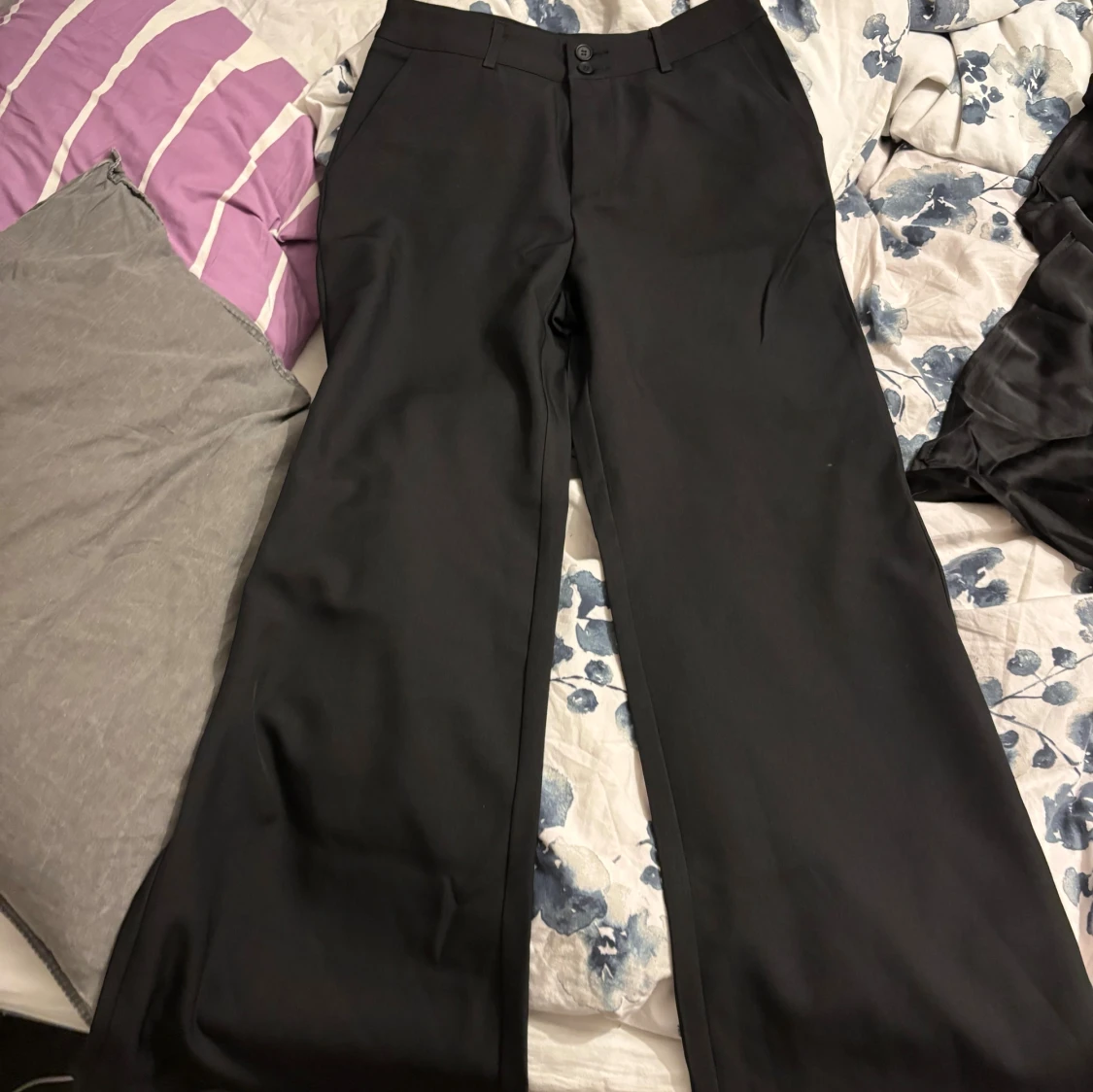 Svarta kostymbyxor med wide fit