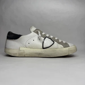 Philippe Model PRSX low  - Varumärke: Philippe Model  Modell: PSRX  Storlek: 41  Skick: 6/10 (Tydliga tecken på användning)  Nypris: 3700 SEK