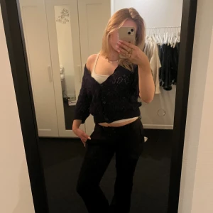 Mörkblå kofta från Kappahl, stl S - Säljer en mörkblå kofta från Kappahl i storlek S. Koftan har en slapp form med trekvartsarmar. Använt få tal gånger, inga defekter.