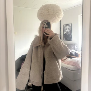 Beige teddyjacka  - Populär beige tedddy jacka från hm som inte säljs längre, lite missfärgning vid kragen. Skriv för fler bilder🩷