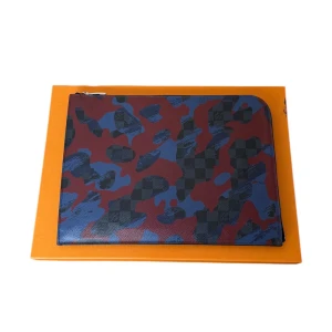 Louis Vuitton väska  - Louis Vuitton lap top case. Skick: som nytt med kvitto box dustbag. Pris 4790kr för mer info och köp besök våran hemsida, Fashionels.com