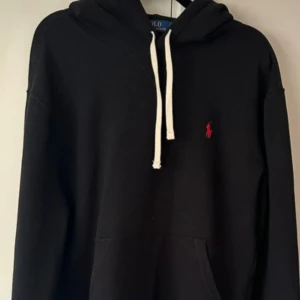 Svart hoodie från Polo Ralph Lauren - En riktigt fet Ralph lauren hoodie i helt ny skick i färgen svart, priset är ej hugget i sten och tveka inte kring frågor