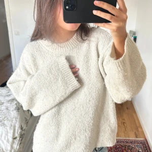  stickad vit tröja - Mysig oversized stickad tröja i vit färg med breda ärmar och ribbad kant vid halsen