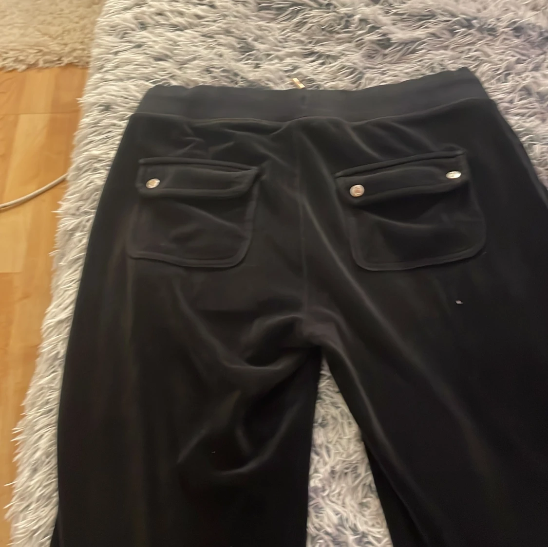 Svarta mjukisbyxor från Juicy Couture - 2