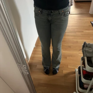 True Religion bootcut jeans ljusblå - Dom kan säljas för 700kr. jag vill byta dom till en mindre storlek en 29, tänkte de kanske är någon som behöver en storlek större och dom här är en 30, och dom är insydda i midjan och nerfollade. Så undrar någon har en 29 och behöver en 30 om vi kan byta då bara. Det vore toppen för jag älskar dom här jeansen.
