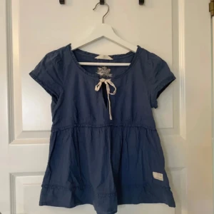 Mörkblå topp - Söt topp från odd Molly. Storlek 0 alltså Xs