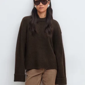 Brun stickad tröja med slits  - Aldrig använd! Endast testad. Köptes för 399kr🤎mycket eftertraktad och slutsåld på ginas hemsida.