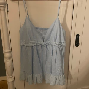 ljusblå topp! - ljusblå topp som är ifrån shein! Justerbara band