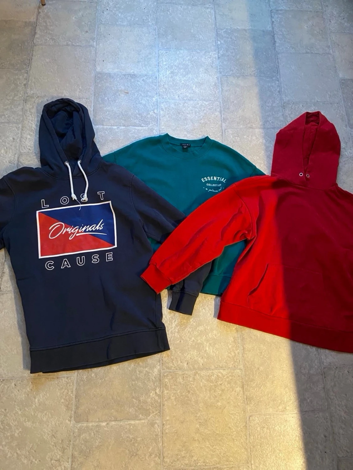 Tre hoodies i olika färger