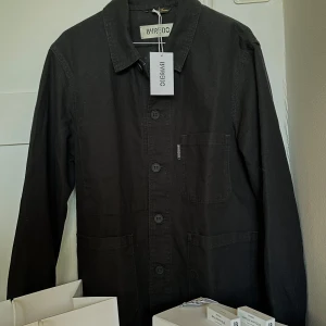 BYREDO Overshirt -  exklusiv svart overshirt från Byredo. ”limited-edition Byredo x Le Laboureur Chore Jacket” . Säljs varken i butik eller online. Helt ny. Tag sitter fortfarande kvar. Påse, kartong och kvitto medföljer. Lägg gärna bud!