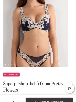 Blå bh från intimissmi  - Snygg superpushup-bh  i mörkblått tyg med dekorativa blommiga spetsdetaljer i beige. Bh:n har feminina former och vackra broderier som ger en lyxig känsla. Knappt använd!!💞Pris kan diskuteras 