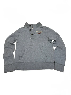 Hollister hoodie M - Säljer en snygg Hollister hoodie. Den är i bra skick 8/10 med en snygg design.