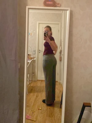 Gråa vida mjukisbyxor - Säljer ett par gråa mjukisbyxor med loose passform och breda ben. Byxorna har resår i midjan och är perfekta för en avslappnad stil. Sköna och lätta att matcha med olika toppar.