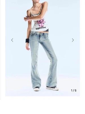 Weekday jeans - Säljer ett par ljusblå bootcut jeans med klassisk femficksdesign och normal passform. Jeansen har en snygg tvättad look och är perfekta för en avslappnad stil. Tillverkade i jeansmaterial med knapp och dragkedja framtill.