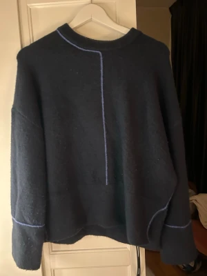 Mörkblå stickad tröja  - Mörkblå stickad tröja i bra skick från zara
