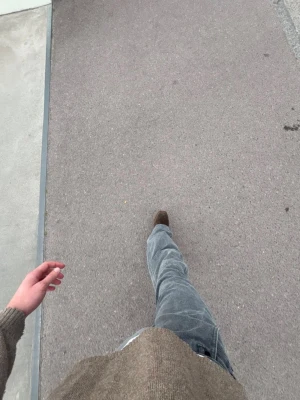 Acne studios canvas pants - Sköna acne studios byxor, uppsydda något längst ner sitter som M/L ungefär. En del heelbite och en av dem man sätter bältet i är av. Släng iväg ett dm om du vill ha fler bilder, mått eller liknande.