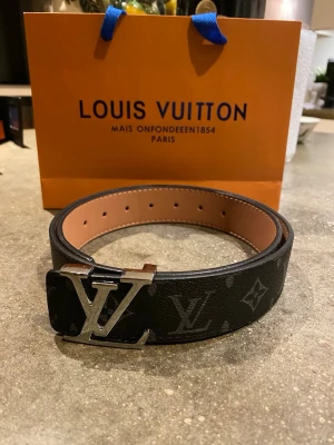 Säljer ett bälte.  - Säljer ett bälte i färgen svart, den är helt ny, med box. Oanvänd. 