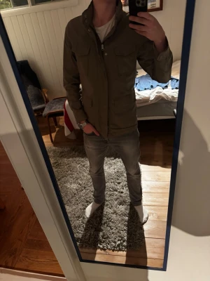 John Henric Jacka  - Snygg khaki John Henric jacka| Kanon skick | Modellen på bilden är 182 och väger 70 kg | P015