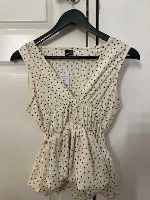 Prickig v-ringad topp från Gina Tricot - Jättefin sommartopp som tyvärr aldrig kommit till någon användning. Köptes i somras. Prislapp kvar. Köptes för 350 ish. Därav är den i nyskick😊