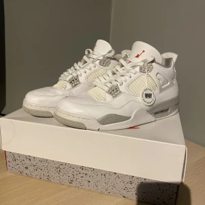 Air Jordan 4 Retro White Oreo (authentic w/ proof) - Air Jordan 4 Retro White Oreo  Skick 7/10 Kvitto och box medföljer 100% äkta. Stockx pris: 6500kr. Mitt Pris: 1499kr. Skriv vid eventuella funderingar!