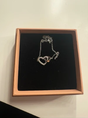 Silverarmband - Snyggt silverarmband från Edblad med ett hjärthänge dekorerat med små gnistrande stenar. Perfekt för alla silverälskare!! Aldrig använt och Edblad boxen ingår!