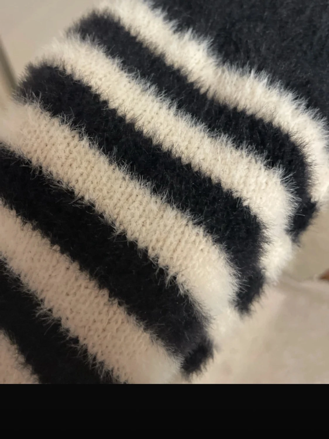 Randig stickad tröja i svart och vitt - 2