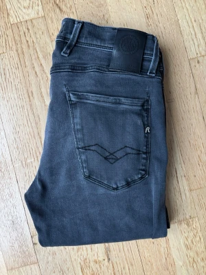 Replay anbass - Hej! Säljer dessa sjukt feta replay jeans i modellen anbass//anbass är en riktig populär modell men de är inte så konstigt då de sitter sjukt snyggt på en//jeans är i mycket fint sick//storlek W29 L34//färgen är grå/svart//hör av er om ni har frågor eller liknade!🤩