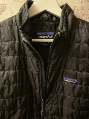 Väst Patagonia  - Säljer min Patagoniaväst i mycket bra skick. Inte särskilt använd då den varit lite liten på mig. 