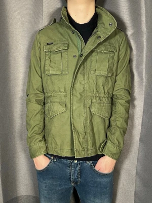 Superdry fieldjacket  - Tja säljer denna schyssta fieldjacket från Superdry!| Riktigt nice nu till våren!| Kontakta mig vid minsta fråga!| Pris kan diskuteras!|- Storlek 40= Xs