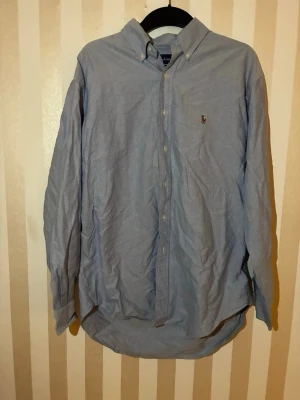 Ralph Lauren skjorta - Tja! Säljer nu denna Ralph Lauren skjortan som passar storlek ”L”. Den är i mycket bra skick och vid frågor och funderingar är det bara att höra av sig!👔😊