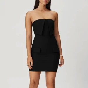 Kostymklänning adoore  - Superfin kostymklänning från adoore. Säljer då den var för stor för mig. Finns inte på hemsidan längre. Har fått ett litet märke på baksidan av ett strykjärn. Storlek 34