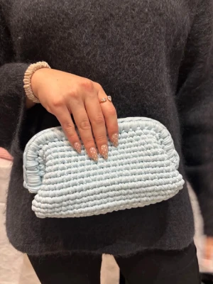 Ljusblå virkad clutchbag  - Superfin ljusblå clutchbag. Handgjorda 🩵