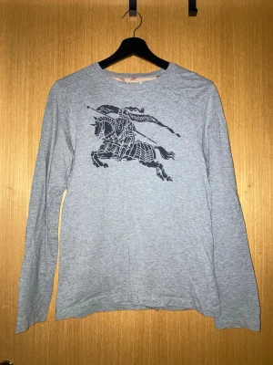 burberry longsleeve - grå burberry longsleeve med logga i barnstorlek 14Y/162. väldigt bra skick.