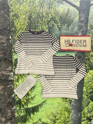 Långärmad randig Tommy Hilfiger tröja  - Säljer nu denna långärmad Hilfiger Denim tröja. | Den är har coola ränder som blir smalare och smalare längre neråt. | Den är i storlek S men passar mer som en XS. | Det är bar att höra av sig om man har några frågor eller om man vill ha flera bilder.