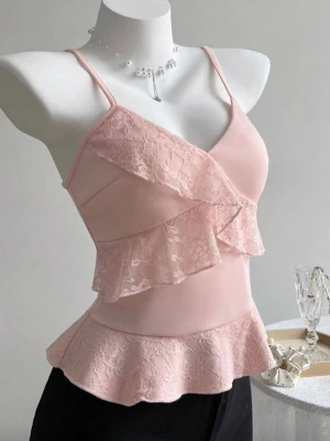 Ljusrosa linnetopp med spetsvolanger - Supersöt ljusrosa linnetopp med smala axelband och volanger i spets både framtill och baktill💓 Säljer på grund av att den var för kort för min smak. (Skulle säga den e mer som Xs)