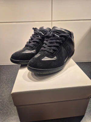 Maison margiela gats - All black maison margiela de är i storlek 35 men skulle säga att de passar 36 om du har small fot även 37. Box och dustbags följer med. Änvanda ungefär 2 gånger. Säljaren då jag ej använder de. Pris kan diskuteras.