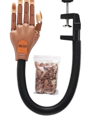 Övningshand för nagelträning Nailster - Flexibel övningshand i brun plast från Nailster, perfekt för att träna nagelteknik. Handen har rörliga leder och fästs enkelt på bord med en svart klämma. Medföljer ett set lösa nageltippar i plastpåse. Perfekt för dig som vill öva på nageldesign. Råkade beställa 4 st till min lillasyster i julklapp så vill bli av med dom andra tre, helt oöppnade.Pris kan diskuteras💕