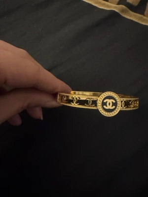 Smycken  - Aldrig använda smycken  Halsbanden och en av armbanden är från icone studios   Icones studios smycke är :  Kirurgiskt stål med slitstark 14k guld PVD-plätering Vattentåligt Nickelsäkert Svensk design  Första halsbandet är ca 40-45cm Andra halsbandet är ca  50-55cm