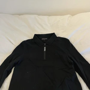 Michael Kors svart polo tröja - storlek L⭐️ mått: längd: 68 cm, axelbredd: 43 cm, ärmlängd: 68 cm