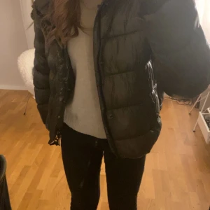 Superdry jacka  - Jättesnygg grön jacka från superdry. Sparsamt använd, superbra skick🙏🤩