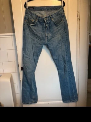 J.lindeberg ljusblå jeans - Säljer ett par klassiska ljusblå j.lindeberg jeans med en rak passform. Jeansen har fem fickor, normal midja och är tillverkade i slitstark bomullsdenim. Perfekta för dig som gillar en avslappnad look. Storlek 32/32, nypris 1600