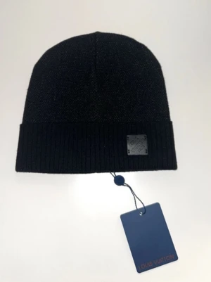 Svart mössa - En svart märkes mössa