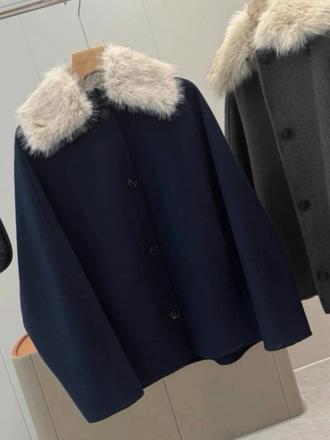 Mörkblå kappa med fuskpäls-krage - 1
