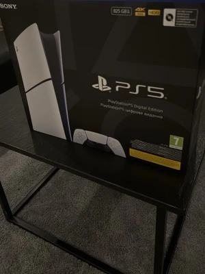 Sony PlayStation 5 - PlayStation 5 Digital Edition med 825 GB lagring. Konsolen har en futuristisk vit och svart design med rundade kanter och levereras med en trådlös DualSense-kontroll. Stöd för 4K HDR och digitala spel. Perfekt för gaming på nästa nivå. Fick den i jul, helt ny. Behöver inte den. Snabb affär. Orginal pris 6500. Oöppnad 
