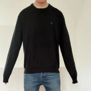 Ralph Lauren tröja svart - Säljer en sjukt fet tröja från Ralph Lauren i färgen svart. Tröjan är i bra skick då den har varit väl omhändertagen och är i L och sitter även som L. Hör gärna av er vid frågor elr funderingar!!