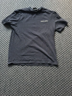 Tjockare tröja från lyle & scott  - Säljer då en tjockare tröja från Lyle & scott i storlek small färgen mörkblå. Då den inte passar längre💫/mvh