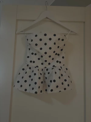 Prickig tube top - Jätte söt topp från bikbok. Knappt använd, passformen är ganska liten skulle egentligen säga att den är xs, köptes i somras🥹❣️🌟❤️‍🔥
